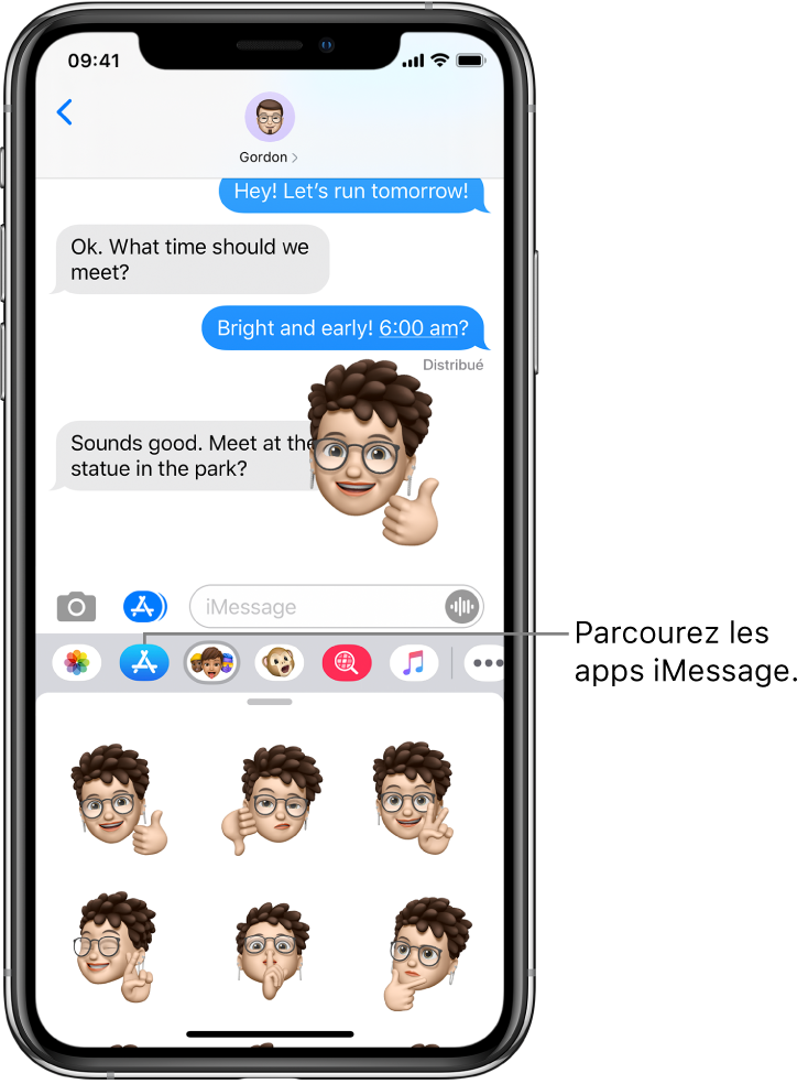 Une conversation Messages, avec le bouton Navigateur d’apps iMessage sélectionné. Le tiroir d’apps ouvert affiche des autocollants d’émoticônes.