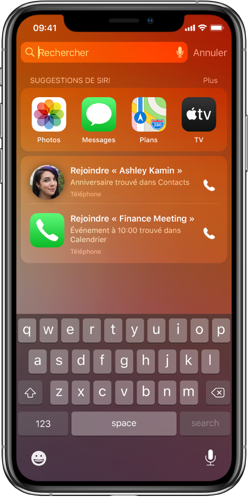 L’écran verrouillé de l’iPhone. Les apps Photos, Messages, Plans et TV s’affichent dans une ligne intitulée « Suggestions de Siri ». Sous les suggestions d’app se trouvent deux suggestions invitant à passer des appels téléphoniques. La première propose d’appeler Ashley Kamin, dont la date d’anniversaire a été trouvée dans Contacts, tandis que l’autre propose d’effectuer un appel pour rejoindre une réunion sur les finances, qui correspond à un événement trouvé dans Calendrier.