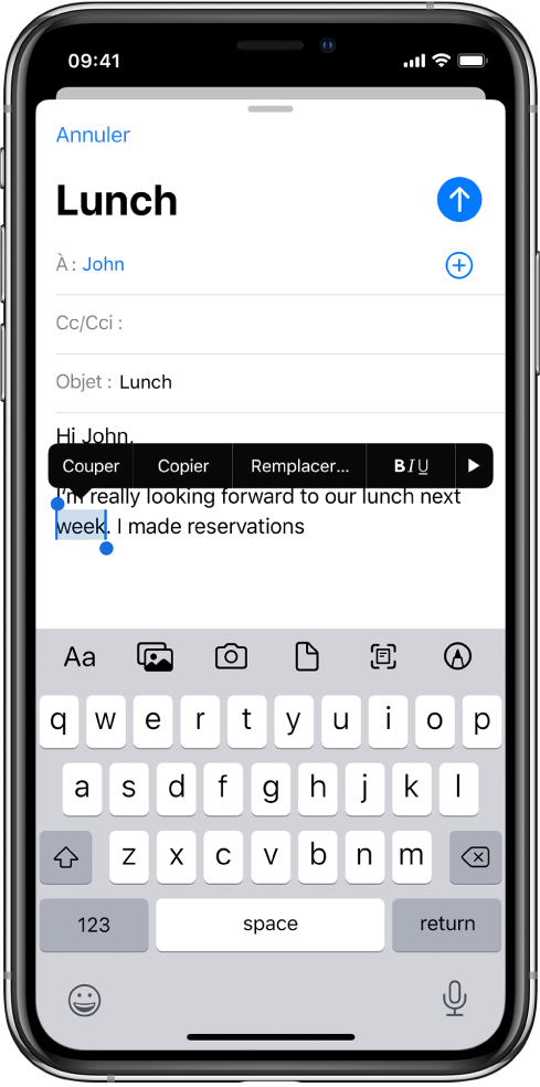 Un exemple d’e-mail avec une partie du texte sélectionné. Au-dessus de la sélection se trouvent les boutons Couper, Copier, Coller, gras/italique/souligné, et Plus. Le texte sélectionné est mis en évidence, avec des poignées de chaque côté.