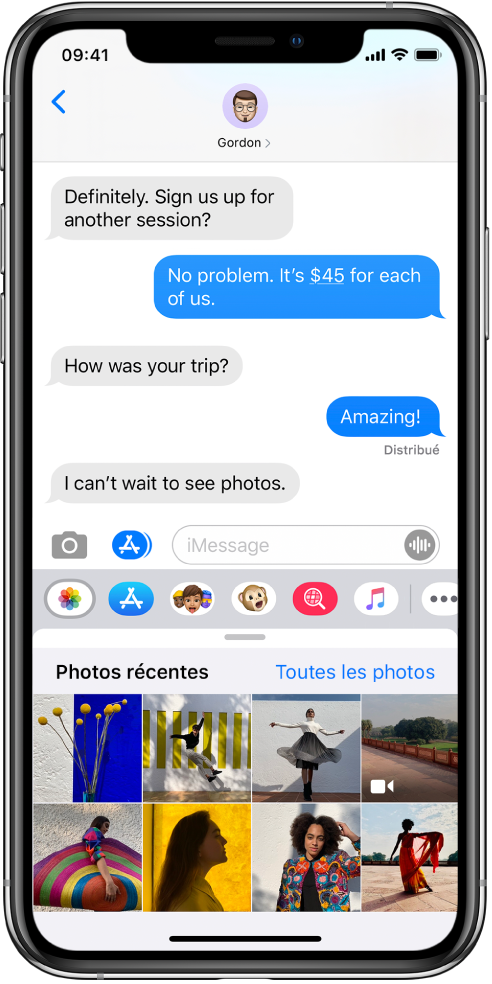 Une conversation Messages montrant l’app Photos iMessage au-dessus. L’app Photos iMessage affiche, depuis le coin supérieur gauche, les liens vers Photos récentes et Toutes les photos. En dessous se trouvent les photos récentes, qui peuvent toutes êtres consultées en balayant vers la gauche.