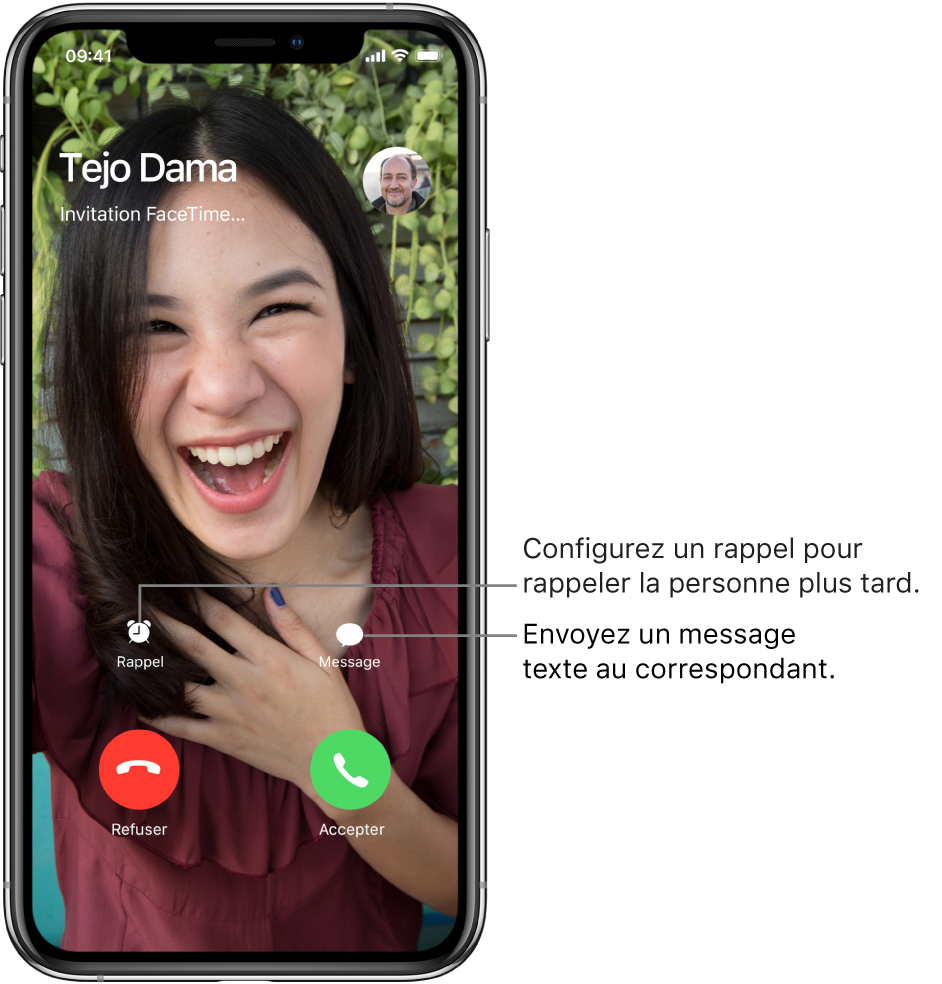 L’écran d’appel entrant. Au bas de l’écran, dans le rang du haut (de gauche à droite) : les boutons Rappel et Message. Dans le rang du bas, de gauche à droite : les boutons Refuser et Accepter.