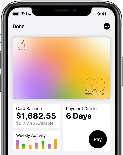 ה‑Apple Card ב‑Wallet; הכפתור ״עוד״ מוצג משמאל למעלה, סה״כ יתרה ופעילות שבועית מימין למטה, והכפתור Pay משמאל למטה.