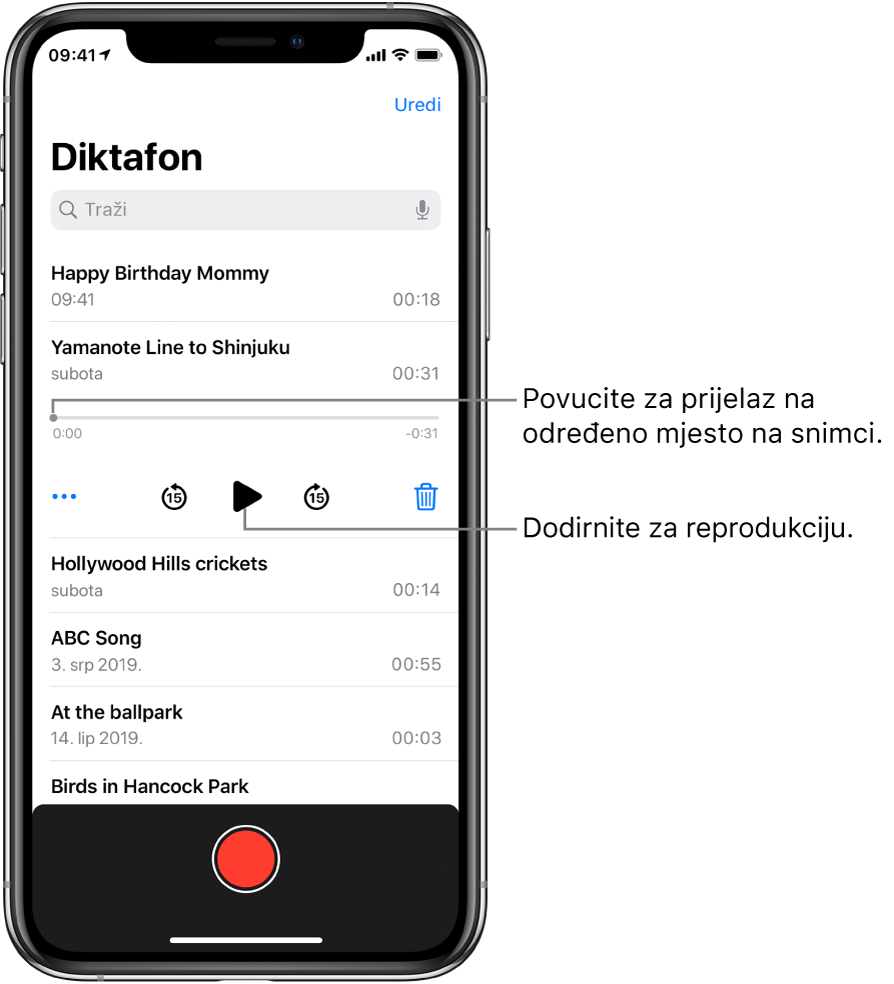 Zaslon s popisom Diktafona s odabranom snimkom na vrhu. Vremenska linija snimke ima kliznik reprodukcije, te vrijeme početka na jednom i vrijeme završetka na drugom kraju. Ispod vremenske linije nalazi se tipka Više, koju možete dodirnuti za uređivanje, dupliciranje ili dijeljenje snimke, tipka preskakanje 15 sekundi unatrag, tipka reprodukcija, tipka preskakanje 15 sekundi unaprijed i tipka obriši. Ispod ovih kontrola nalazi se popis snimki koje se mogu otvoriti dodirom.