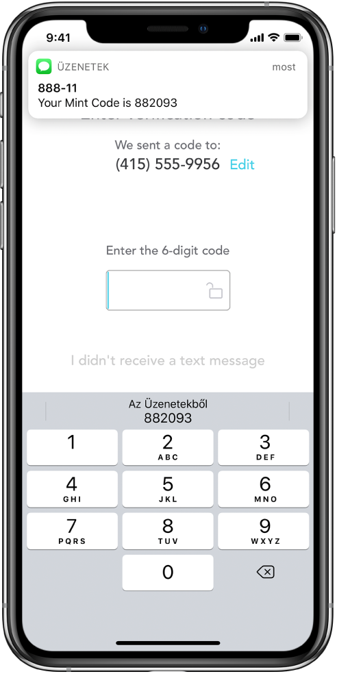 Az iPhone képernyője egy alkalmazással, amely egy hat számjegyű kód megadását kéri. Az alkalmazás képernyőjén egy üzenet jelzi, hogy a kód elküldése megtörtént. Az Üzenetek alkalmazásban lévő értesítés megjelenik a képernyő tetején a következő üzenettel: „A jelkódja a következő: 882093”. A billentyűzet a képernyő alján látható. A képernyő tetején megjelennek a következő karakterek: „882093.”