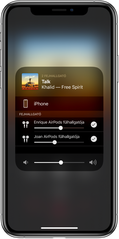 A képernyőn két pár AirPods fülhallgató látható, amelyek az iPhone-hoz vannak csatlakoztatva.