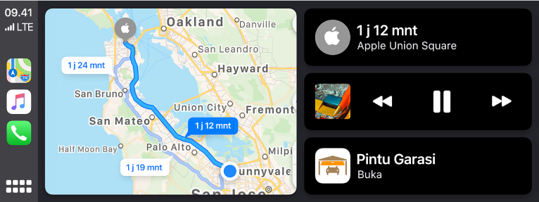 Dashboard CarPlay menampilkan ikon untuk Peta, Musik, dan Telepon di sebelah kiri, peta rute berkendara di tengah, dan tiga item yang ditumpuk di sebelah kanan. Item atas di sebelah kanan menampilkan bahwa perkiraan waktu perjalanan ke Apple Union Square adalah 1 jam dan 12 menit. Item tengah di sebelah kanan menampilkan kontrol pemutaran media. Item bawah menandakan bahwa pintu garasi dibuka.