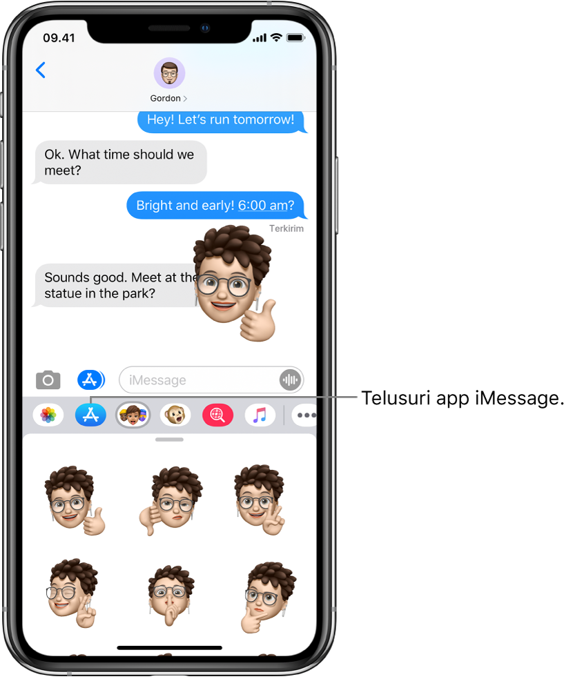 Percakapan Pesan, dengan tombol Browser App iMessage dipilih. Rak app terbuka menampilkan stiker smiley.