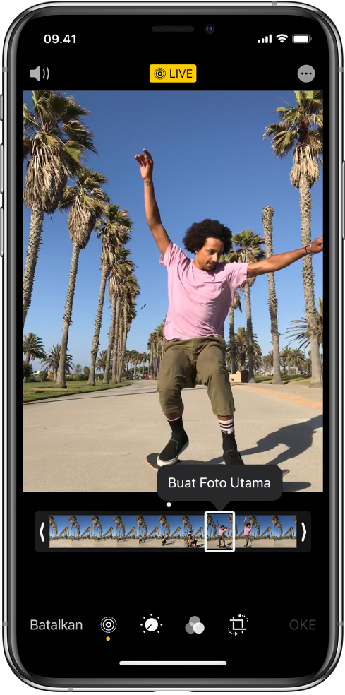 Layar Live Photo dengan Live Photo di tengah. Tombol Langsung ada di tengah atas, dan tombol Bunyi ada di kiri atas. Di bawah Live Photo terdapat penampil bingkai dengan tombol Buat Foto Utama yang aktif. Di salah satu ujung penampil bingkai terdapat dua bar yang memungkinkan Anda untuk memangkas Live Photo.