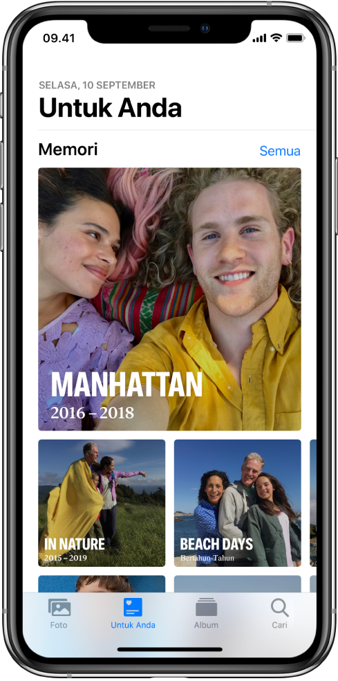 Tab Untuk Anda dipenuhi dengan koleksi memori yang berbeda. Setiap memori memiliki foto sampul, judul, dan subjudul. Di bawah header Untuk Anda di kanan atas terdapat tombol Lihat Semua, yang menampilkan semua memori Anda.