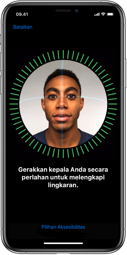 Layar pengaturan pengenalan Face ID. Wajah ditampilkan di layar, tertutup dalam lingkaran. Teks di bawahnya menginstruksikan Anda untuk menggerakkan kepala Anda secara perlahan untuk menyelesaikan lingkaran.