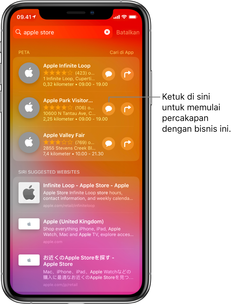 Layar Cari menampilkan item yang ditemukan untuk Apple Store di App Store, Peta, dan Situs Web. Setiap item menampilkan deskripsi singkat, nilai, atau alamat, dan setiap situs web menampilkan URL. Item pertama menampilkan tombol untuk diketuk untuk memulai obrolan bisnis dengan Apple Store.