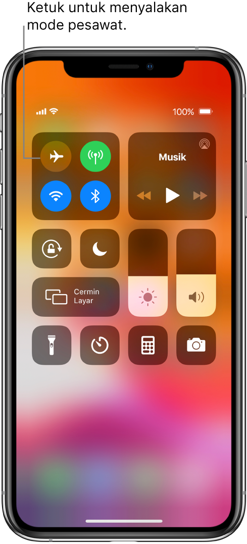 Layar Pusat Kontrol dengan keterangan bahwa mengetuk pada tombol kiri atas menyalakan mode pesawat.