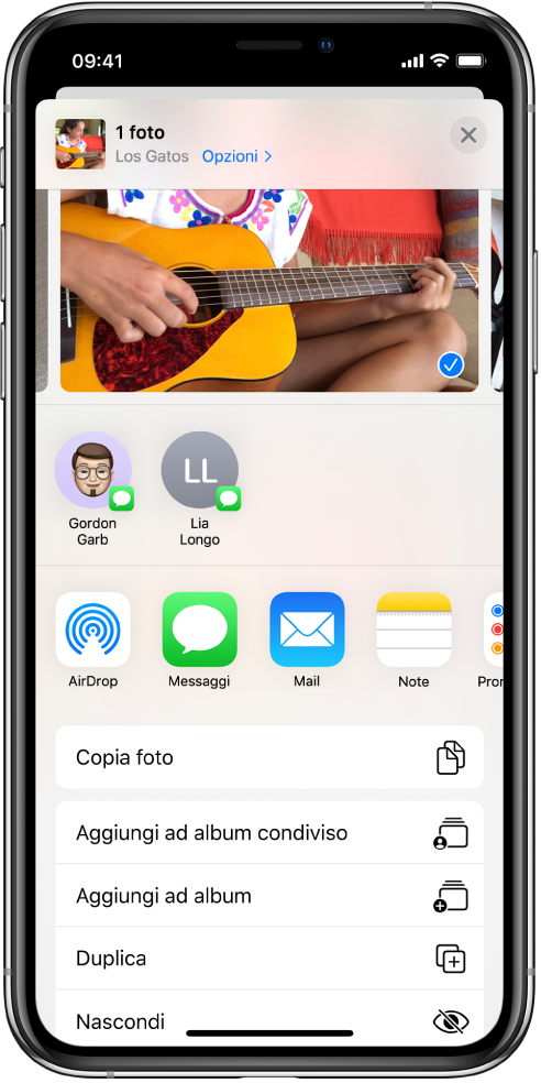 La schermata di condivisione di Foto. La foto selezionata si trova nella parte superiore dello schermo. Sotto la foto sono visibili le opzioni di condivisione. Sotto le opzioni di condivisione è presente un elenco di azioni, dall'alto verso il basso: “Copia foto”, “Aggiungi ad album condiviso”, “Aggiungi ad album”, Duplica e Nascondi.