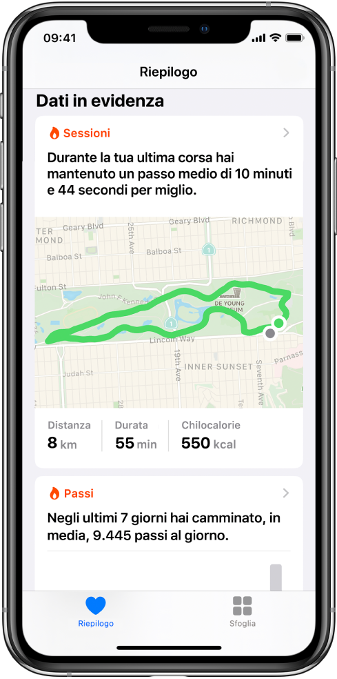 Una schermata Riepilogo in Salute che mostra i punti salienti che includono tempo, distanza e percorso dell’ultimo allenamento di corsa e la media dei passi al giorno dell’ultima settimana.