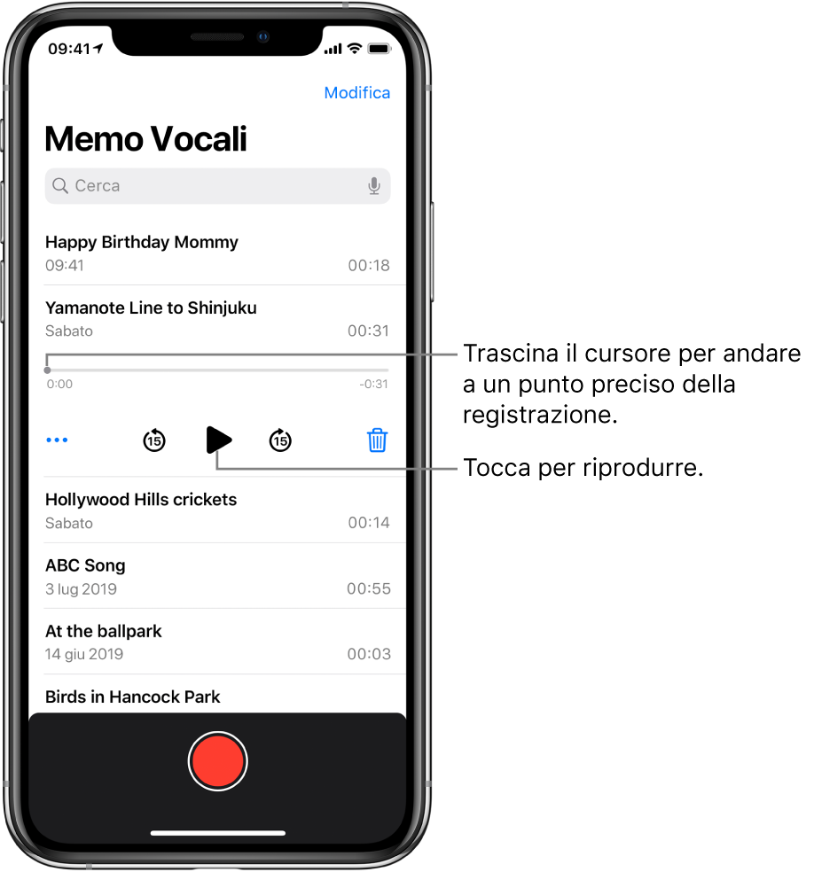 La schermata elenco di Memo Vocali con una registrazione selezionata nella parte superiore. La barra di scorrimento della registrazione presenta un cursore di riproduzione e il tempo di inizio e fine alle due estremità. Sotto la timeline sono presenti il pulsante Altro, che puoi toccare per modificare, duplicare o condividere una registrazione, il pulsante per tornare indietro di 15 secondi, il pulsante Riproduci, il pulsante per andare avanti di 15 secondi e il pulsante Elimina. Sotto questi controlli è presente un elenco di registrazioni che possono essere aperte toccandole.
