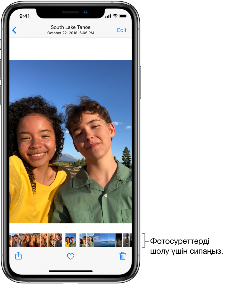Экранның төменгі жағында басқа фотосуреттердің нобайлары бар фотосурет. Жоғарғы сол жақтағы — шолып жатқан көрінісіңізге қайтаратын артқа түймесі. Төменгі жақтағылар — Share, Like және Delete түймелері. Жоғарғы оң жақтағы — Edit түймесі.