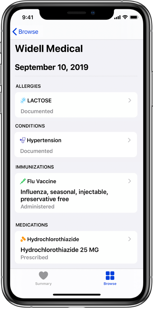 «Widell Medical» тақырыбы Health қолданбасындағы экранының жоғарғы жағына жақын пайда болады. Тақырыптың төменгі жағында денсаулық жазбаларының бірнеше түрлері туралы ақпарат пайда болады. Жоғарғы Allergies санаты бір Lactose (Documented) жазбасын қамтиды. Оң жақтағы көрсеткі басқару элементі жазба үшін қосымша ақпараттың қолжетімді екенін білдіреді. Экран Conditions, Immunizations және Medications санаттары үшін қосымша денсаулық жазбаларын қамтиды.