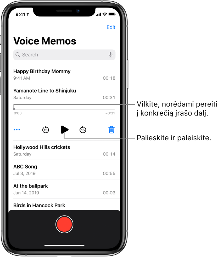 „Voice Memos“ sąrašo ekranas su viršuje rodomu pasirinktu įrašu. Įrašymo laiko juostoje yra grojimo žyma ir pradžios bei pabaigos laikai abiejuose galuose. Žemiau laiko juostos yra mygtukas „More“, kurį galite paliesti, norėdami redaguoti, dubliuoti arba bendrinti įrašą, peršokimo atgal 15 sek. mygtukas, atkūrimo mygtukas, peršokimo pirmyn 15 sek. mygtukas ir ištrynimo mygtukas. Žemiau šių valdiklių yra įrašų sąrašas, kuriuos galima atidaryti paliečiant.