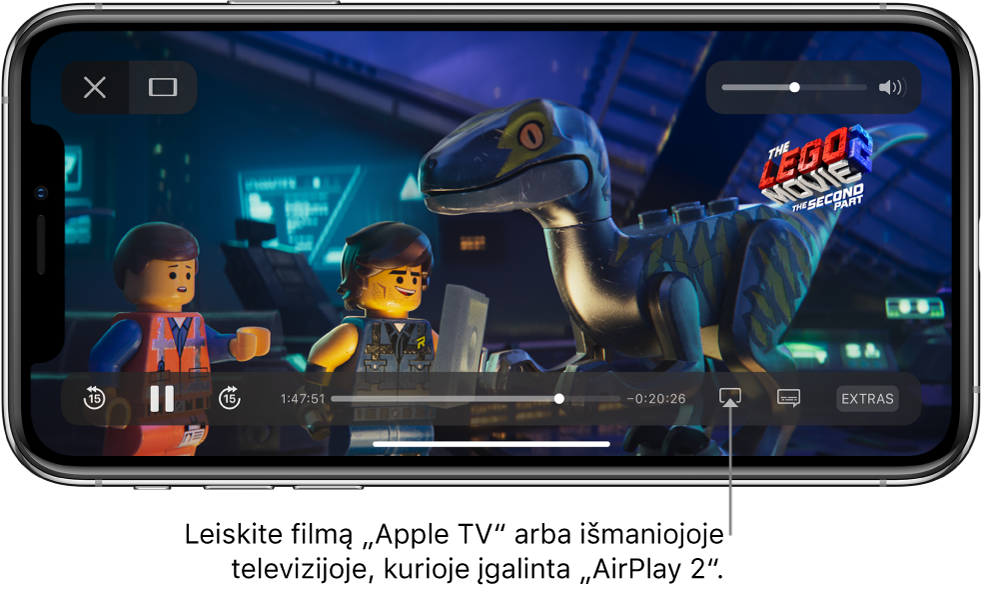 Filmas, leidžiamas „iPhone“ ekrane. Ekrano apačioje pateikiami atkūrimo valdikliai, įskaitant ekrano pateikimo mygtuką netoli apačios, dešinėje.