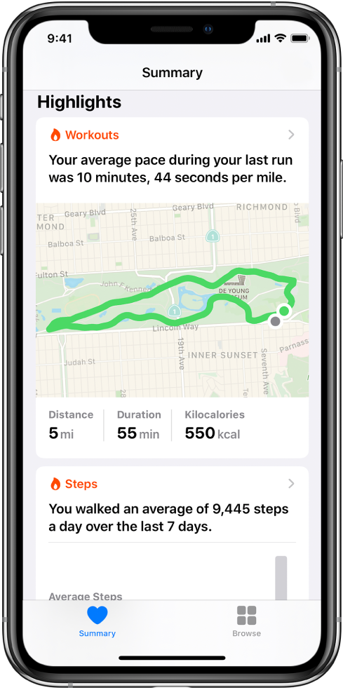 Programos „Health“ suvestinės ekranas su akcentais, apimančiais paskutinės bėgimo treniruotės trukmę, atstumą ir maršrutą bei paskutinių 7 dienų vidutinį žingsnių skaičių per dieną.