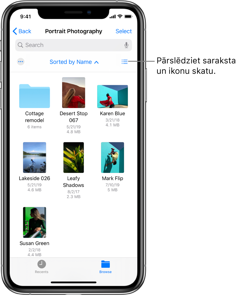 Fotoattēlu failu atrašanās vieta iCloud Drive krātuvē. Elementi ir sakārtoti pēc nosaukuma, un šie elementi ir mape “Cottage remodel” un seši dokumenti: Desert Stop, Karen Blue, Lakeside, Leafy Shadows, Mark Flip un Susan Green. Augšējā labajā stūrī ir redzama poga, kas ļauj pārslēgties starp saraksta un ikonu skatu.