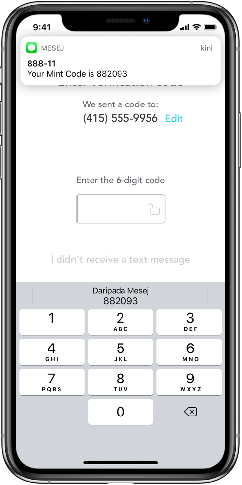 Skrin iPhone untuk app yang meminta kod 6 digit. Skrin app menyertakan mesej mengatakan bahawa kod telah dihantar. Pemberitahuan daripada app Mesej muncul di bahagian atas skrin dengan mesej “Kod Mint Anda adalah 882093.” Papan kekunci muncul di bahagian bawah skrin. Bahagian atas papan kekunci memaparkan aksara “882093.”
