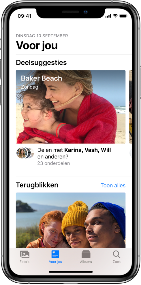 Het tabblad 'Voor jou' onder aan het scherm van de Foto's-app is geselecteerd. Bovenaan het scherm 'Voor jou' staat de tekst 'Deelsuggesties' en daaronder staat een fotoverzameling met de naam 'Baker Beach, zondag.' Onder de verzameling staat de optie waarmee je de foto's kunt delen met de personen die op de foto's staan.