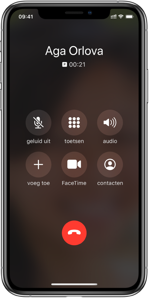 Het iPhone-scherm met knoppen voor gespreksopties die tijdens een gesprek worden weergegeven. In de bovenste rij staan, van links naar rechts, de knoppen voor het dempen van het geluid, het weergeven van het toetsenblok en de luidsprekerknoppen. In de onderste rij staan, van links naar rechts, de knoppen 'Voeg gesprek toe', 'FaceTime' en 'Contacten'.