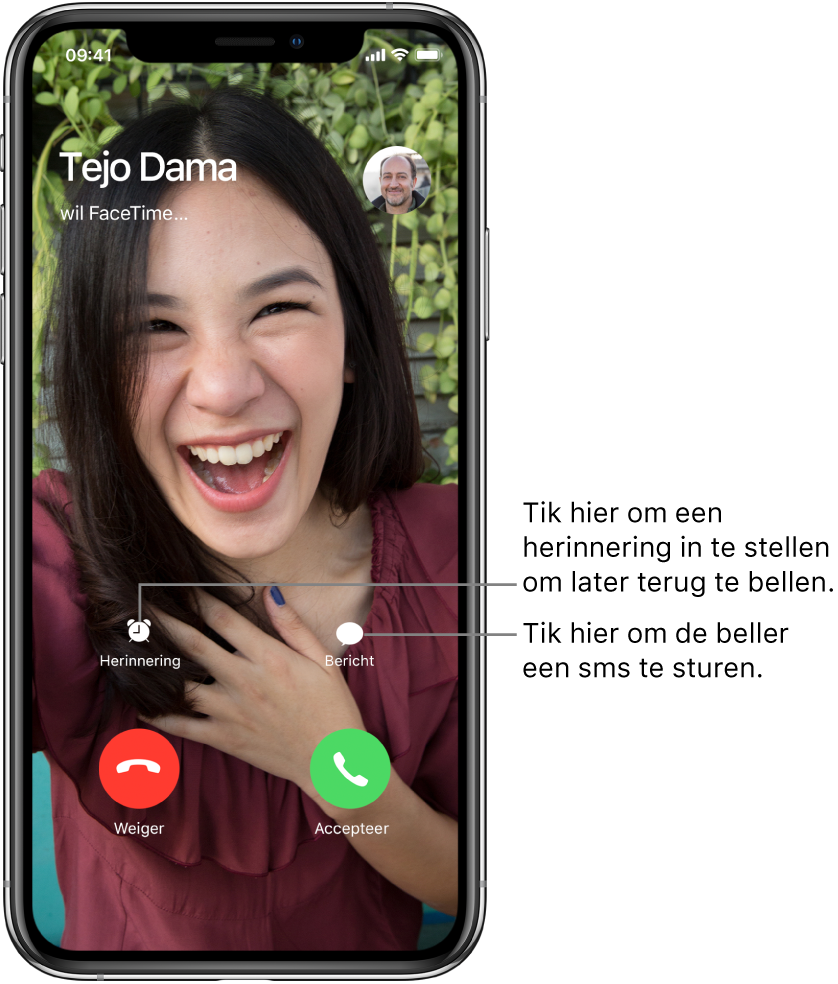 Het scherm voor inkomende gesprekken. In de bovenste rij onder in het scherm staan, van links naar rechts, de knoppen 'Herinnering' en 'Bericht'. In de onderste rij staan, van links naar rechts, de knoppen 'Weiger' en 'Accepteer'.