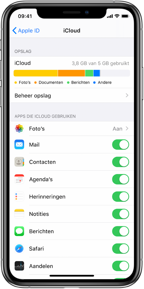 Het scherm met iCloud-instellingen. Je ziet de iCloud-opslagmeter en een lijst met apps en voorzieningen, zoals Mail, Contacten en Berichten, die met iCloud kunnen worden gebruikt.