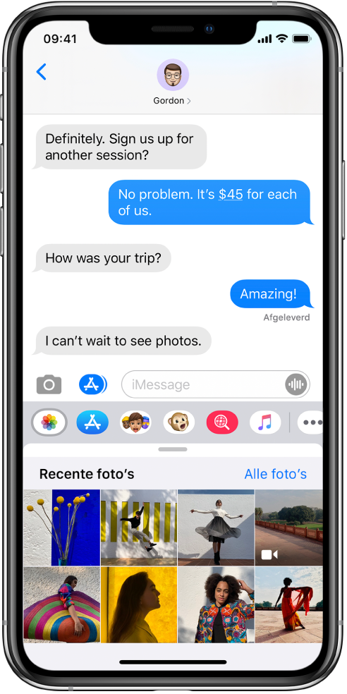 Een Berichten-gesprek met de iMessage Foto's-app eronder. In de iMessage Foto's-app staan, van linksboven gezien, de links naar 'Recente foto's' en 'Alle foto's'. Daaronder staan de recente foto's, die allemaal kunnen worden bekeken door naar links te vegen.