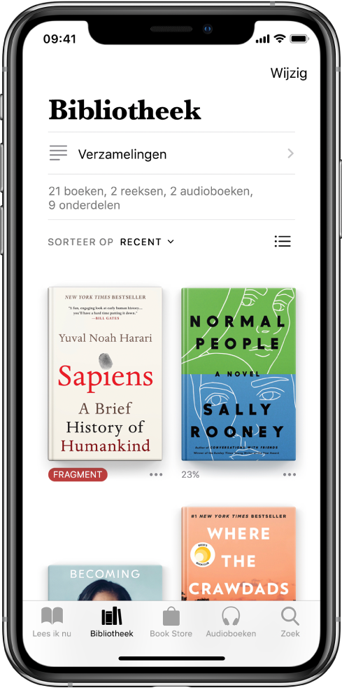 Het scherm 'Bibliotheek' in de Boeken-app. Boven in het scherm staan de knop 'Verzamelingen' en de knop voor sorteeropties. De sorteeroptie 'Recent' is geselecteerd. In het midden van het scherm staan de boekomslagen van boeken in de bibliotheek. Onder in het scherm staan van links naar rechts de tabbladen 'Lees ik nu', 'Bibliotheek', 'Book Store', 'Audioboeken' en 'Zoek'.