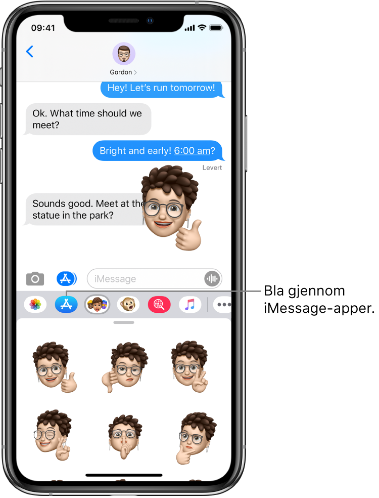 En Meldinger-samtale, med navigeringsknappen for iMessage-appen markert. Den åpne appskuffen viser smilefjesklistremerker.