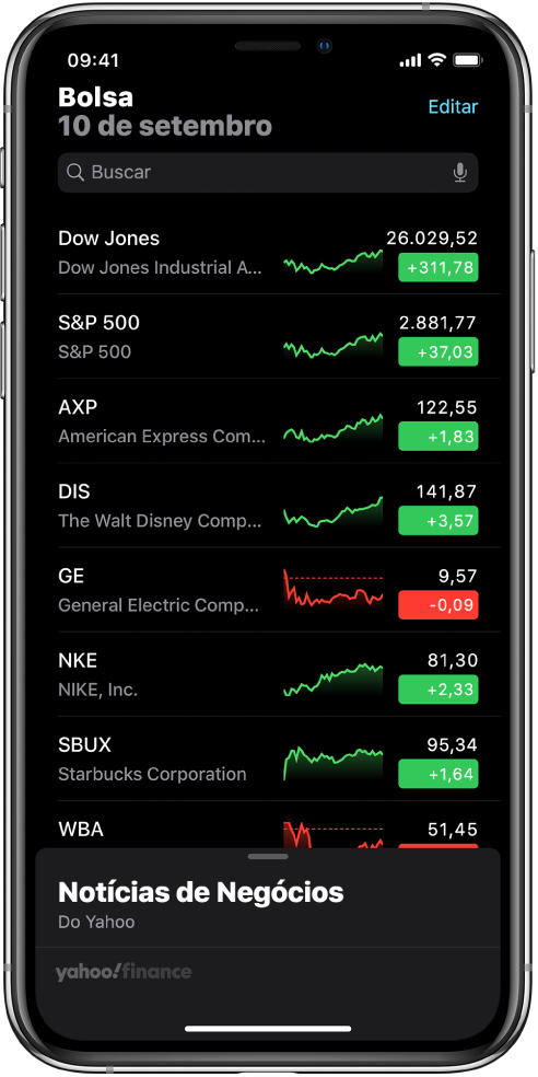 Uma lista de ações mostrando uma lista de ações diferentes. Cada ação na lista mostra, da direita para a esquerda, o símbolo e o nome da ação, um gráfico de desempenho, o preço da ação e as alterações de preço. Na parte superior da tela, acima da lista de ações, está o campo de busca. Abaixo da lista de ações, estão as notícias de negócios. Passe o dedo para cima nas notícias de negócios para visualizar os artigos.