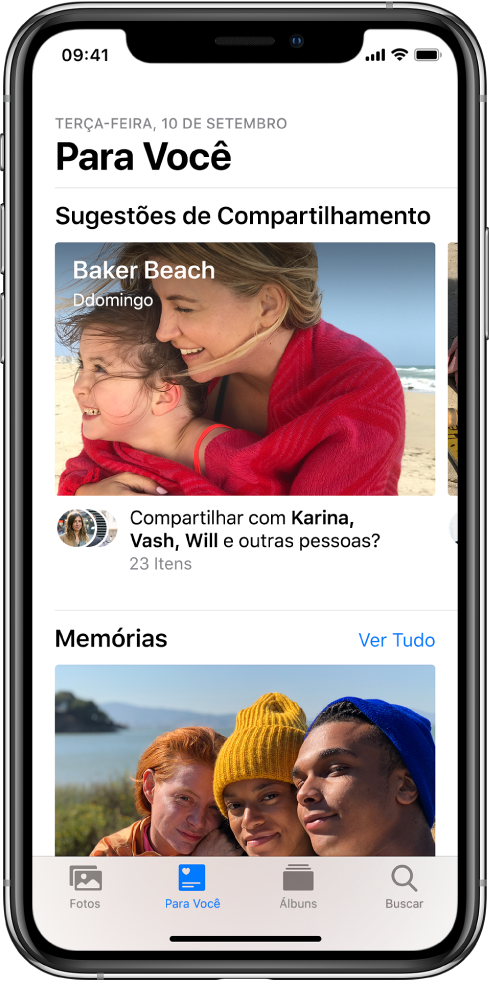 A aba Para Você está selecionada na parte inferior da tela do app Fotos. Na parte superior da tela Para Você encontra-se a etiqueta Sugestões de Compartilhamento e, abaixo da etiqueta, uma coleção de fotos com o título Baker Beach, Domingo. Abaixo da coleção encontra-se a opção para compartilhar as fotos com as pessoas que aparecem nelas.