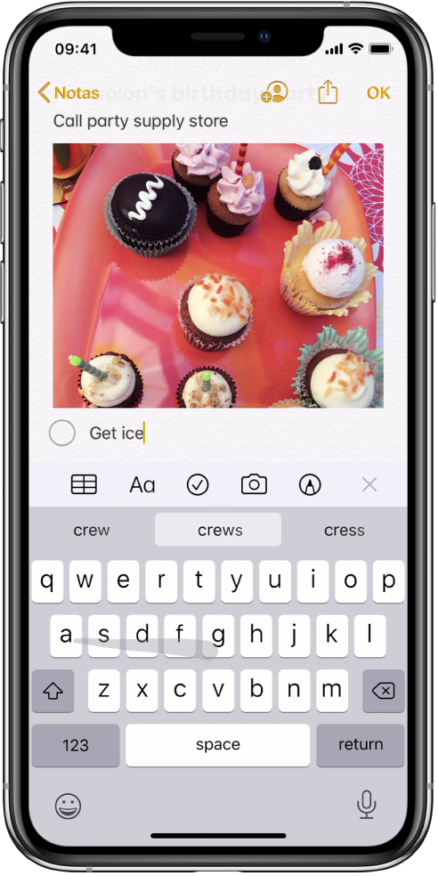 O app Notas está aberto e o teclado é exibido na parte inferior da tela. Uma passada de dedo na cor cinza, da tecla “a” para a tecla “g”, mostra o movimento do uso do teclado QuickType.