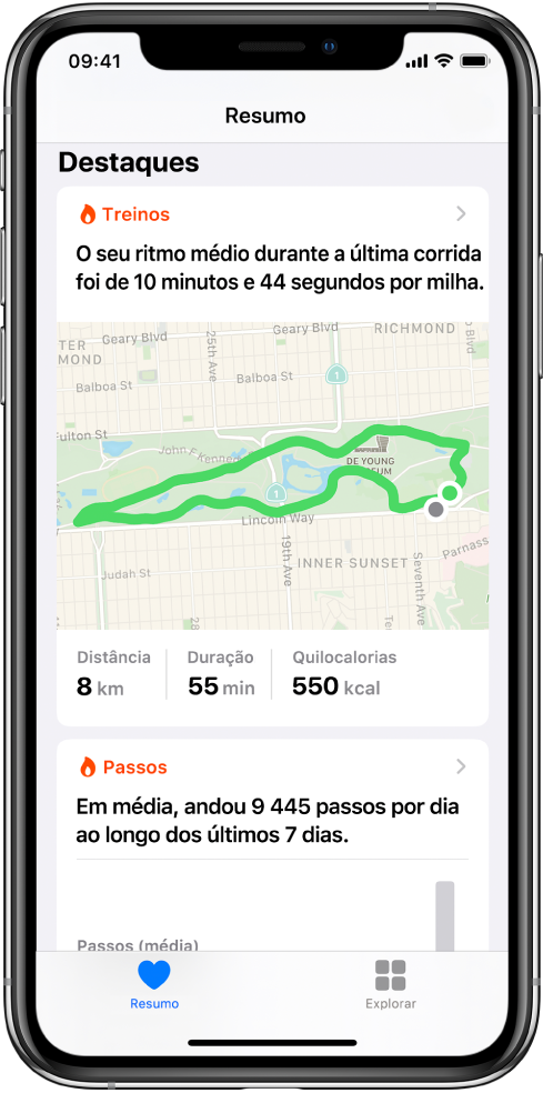 Um ecrã Resumo na aplicação Saúde mostra destaques que incluem o tempo, a distância e o itinerário do último treino de corrida e a média de passos por dia ao longo dos últimos 7 dias.