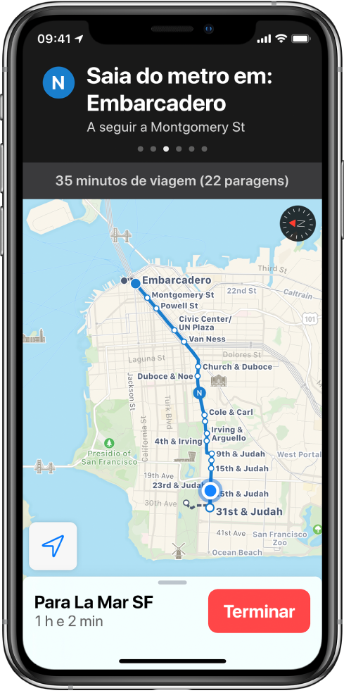 Um mapa de um itinerário de transportes em São Francisco. A ficha do itinerário na parte superior do ecrã mostra a instrução “Sair do comboio em Embarcadero.”