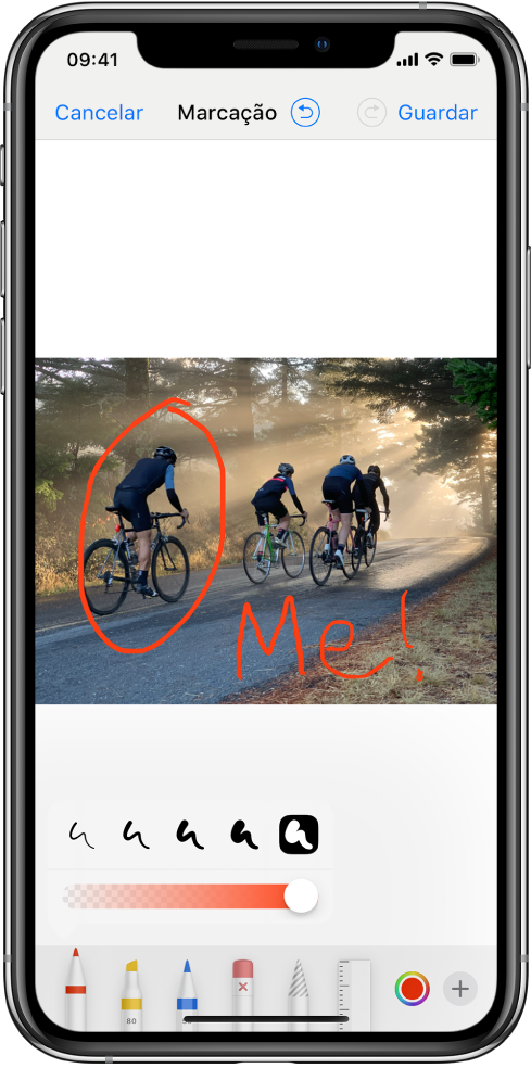 Uma fotografia no ecrã de marcação. A fotografia encontra‑se ao centro do ecrã. Por baixo da fotografia encontram‑se as seguintes ferramentas de marcação: caneta, marcador, lápis, borracha, laço, seletor de cor e o botão de opções adicionais. O botão Cancelar encontra‑se no canto superior esquerdo do ecrã e o botão Guardar no canto superior direito.