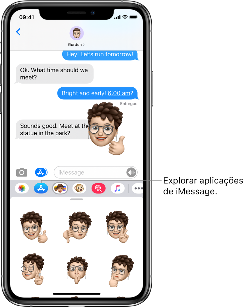 Uma conversa na aplicação Mensagens, com o botão “Navegador de aplicações” do iMessage selecionado. A gaveta de aplicações aberta mostra stickers com smileys.