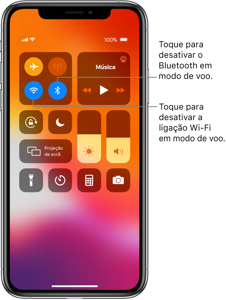 A central de controlo com o modo de voo ativado que mostra indicações a explicar como um toque no botão no canto inferior esquerdo no grupo do canto superior esquerdo desativa o Wi‑Fi e um toque no botão no canto inferior direito nesse grupo desativa o Bluetooth.