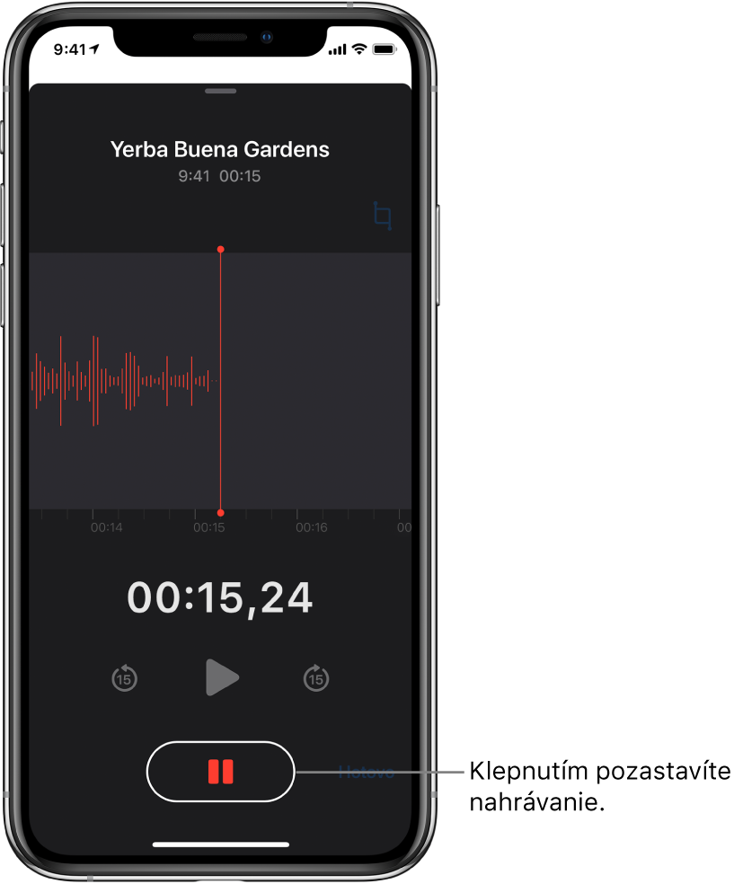 Obrazovka apky Diktafón zobrazujúca prebiehajúce nahrávanie s aktívnym tlačidlom Pozastaviť a neaktívnymi ovládacími prvkami prehrávania, prevíjania dopredu o 15 sekúnd a prevíjania dozadu o 15 sekúnd. Hlavná časť obrazovky zobrazuje vlnovku prebiehajúcej nahrávky spolu s indikátorom času.
