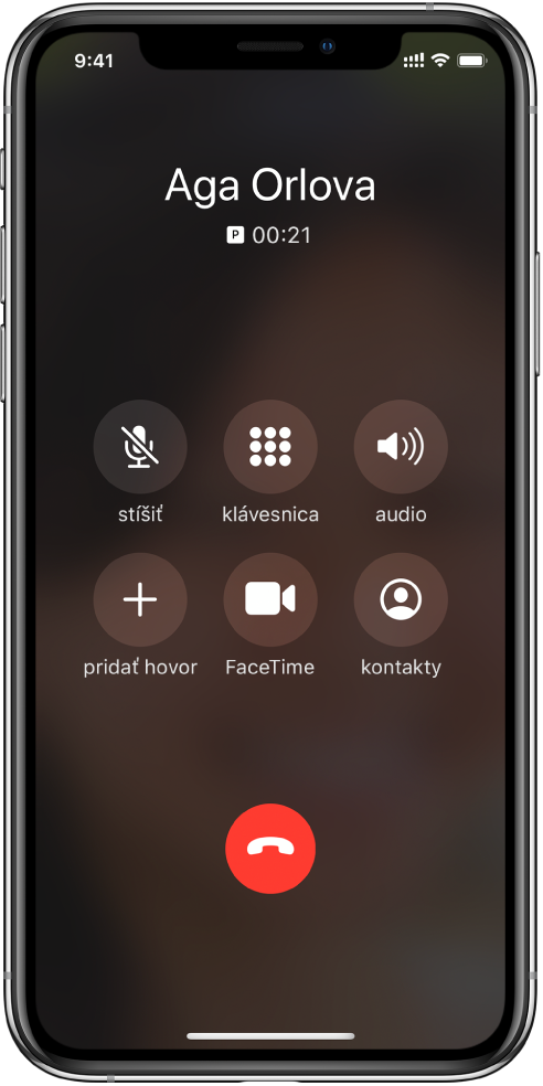 Obrazovka Telefón s tlačidlami voľby počas hovoru. V hornom riadku sa zľava doprava nachádzajú tlačidlá stíšenia zvuku, klávesnice a reproduktorov. V dolnom riadku sa zľava doprava nachádzajú tlačidlá na pridanie hovoru, FaceTime a kontakty.