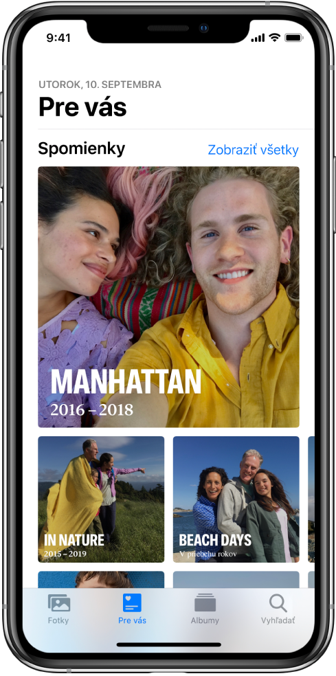 Tab Pre vás zobrazený so zbierkou rôznych spomienok. Každá spomienka má úvodnú fotku, názov a podnadpis. Pod hlavičkou Pre vás v pravom hornom rohu je tlačidlo Zobraziť všetky, ktoré zobrazí všetky vaše spomienky.