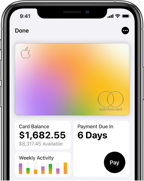 Apple Card në Wallet, që tregon butonin More në krye djathtas, balancën totale dhe aktivitetin javor poshtë majtas dhe butoni Pay poshtë djathtas.