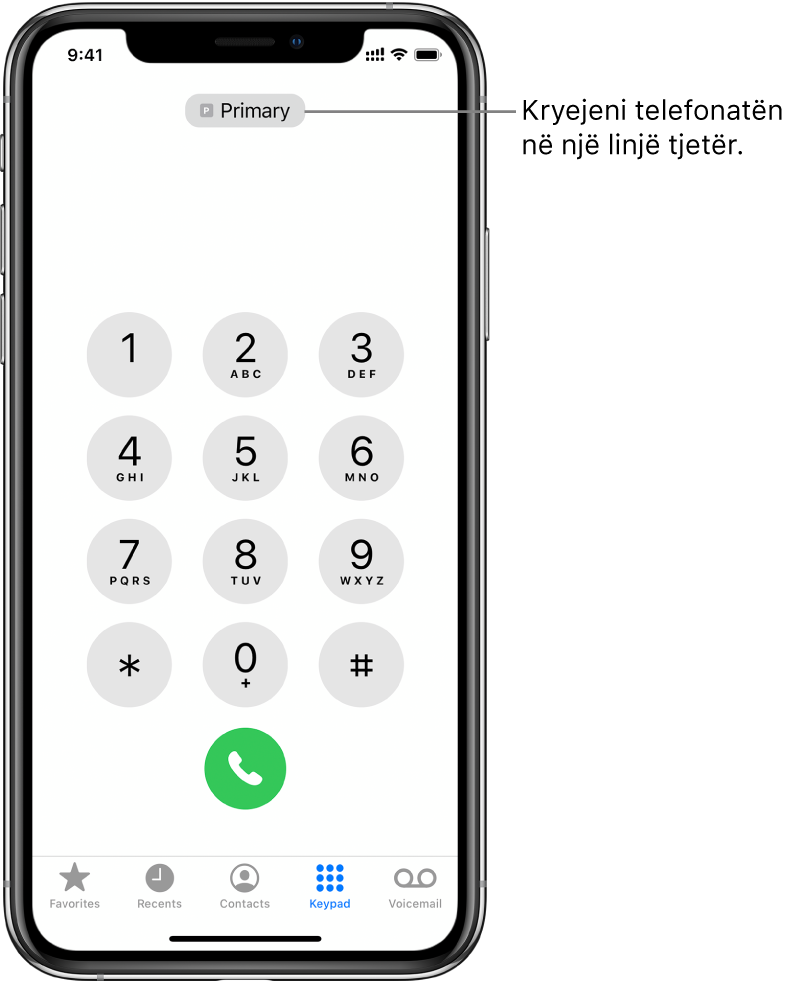 Tastiera e Phone. Përgjatë fundit të ekranit, skedat nga e majta në të djathtë janë Favorites, Recents, Contacts, Keypad dhe Voicemail.