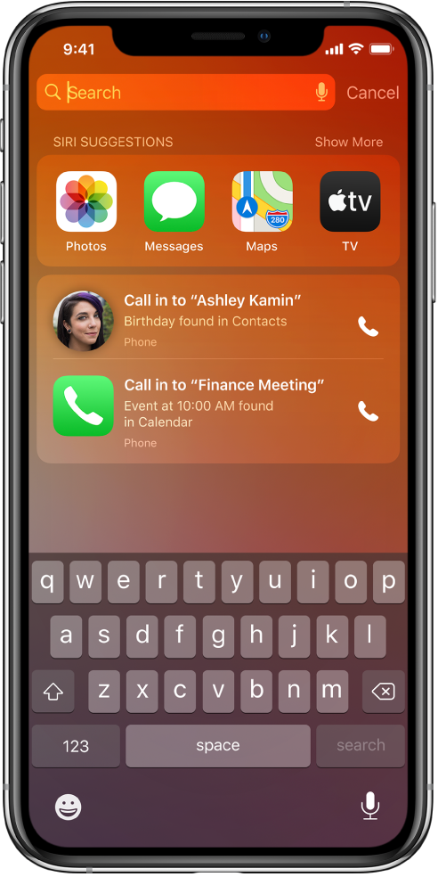 Ekrani Lock në iPhone. Aplikacioni Photos, Messages, Maps dhe TV shfaqet në një rresht të etiketuar "Siri Suggestions". Poshtë sugjerimeve të aplikacionit janë dy sugjerime për të kryer thirrje. Njëri sugjerim është për të thirrur Ashley Kamin, që ka ditëlindjen te Contacts, dhe sugjerimi tjetër është për të hyrë në Finance Meeting, që është një aktivitet i hasur te Calendar.