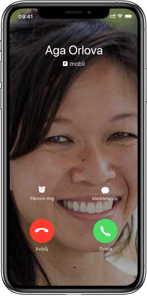 Skärmen för inkommande samtal. Det finns två rader med knappar nära nederkanten. Från vänster till höger på den första raden finns knapparna Påminn mig och Meddelande. Från vänster till höger på den andra raden finns knapparna Avvisa och Svara.