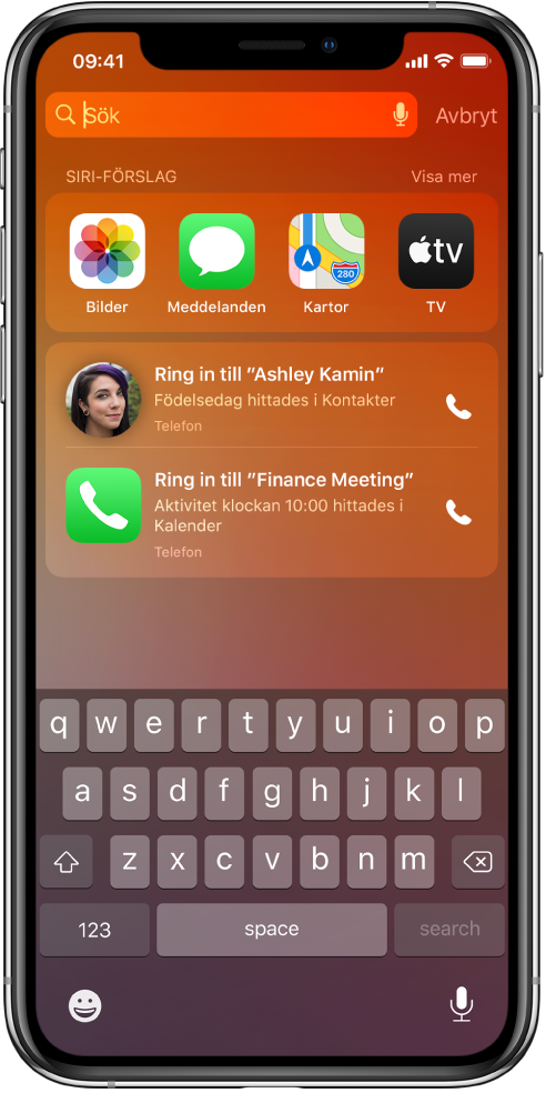 Låsskärmen på iPhone. Apparna Bilder, Meddelanden, Kartor och TV visas i en rad som heter Siri-förslag. Under appförslagen visas två förslag på att ringa telefonsamtal. Ett förslag är att ringa Anna Karlsson, vars födelsedag finns angiven i Kontakter, och det andra förslaget är att ringa in till Ekonomimöte, vilket är en aktivitet som finns i Kalender.