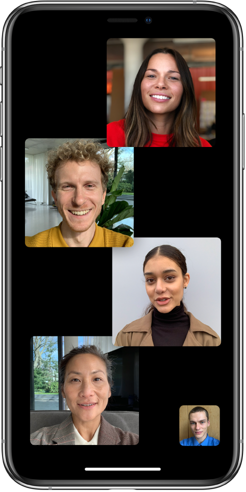 การโทร FaceTime แบบกลุ่มกับผู้เข้าร่วมห้าคน รวมทั้งผู้เริ่มโทรด้วย ผู้เข้าร่วมแต่ละคนจะแสดงอยู่ในช่องสี่เหลี่ยมที่แยกกัน